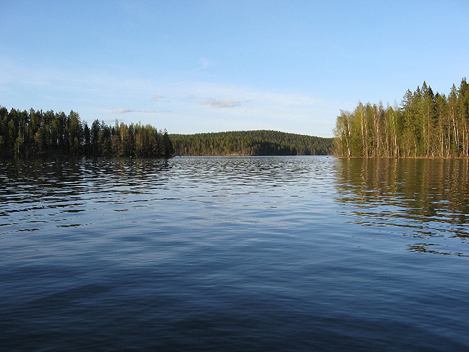 Sluníčko v létě příjemně prohřeje vodu v jezerech i na úplném severu Finska
