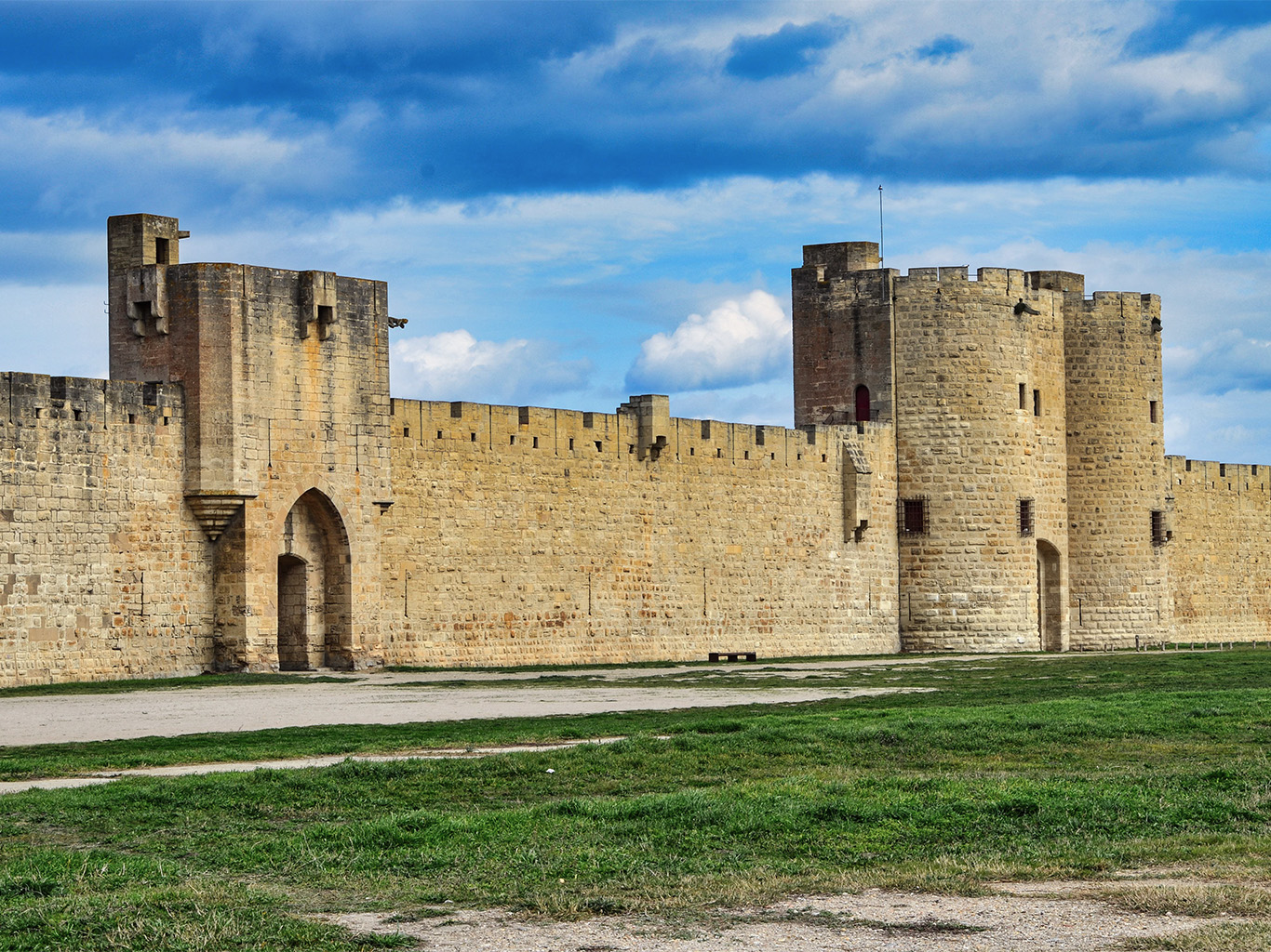 Aigues Mortes obepínají mohutné hradby s 15 věžemi a 10 branami