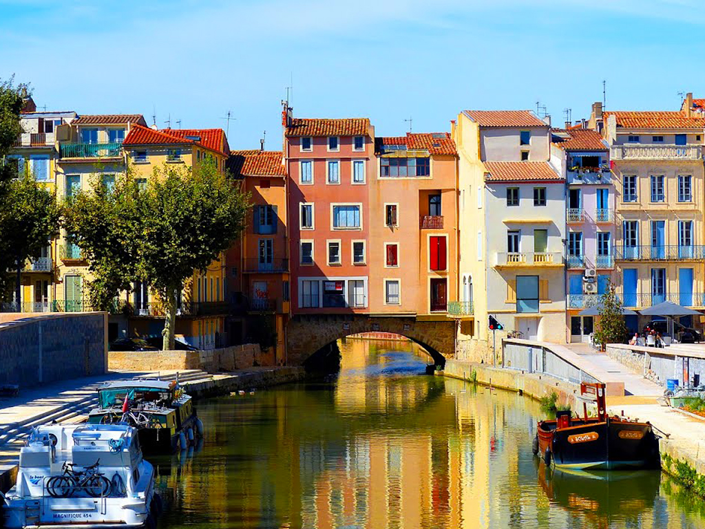 Jeden z mála mostů ve Francii lemový domy, Pont des Marchands v Narbonne