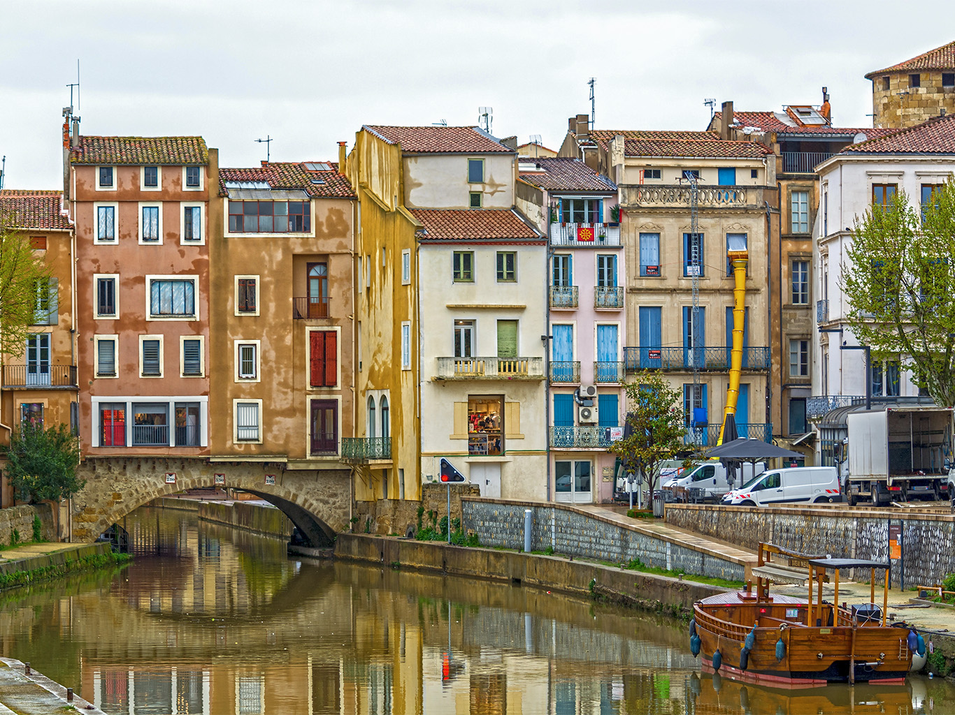Jeden z mála mostů ve Francii lemový domy, Pont des Marchands v Narbonne