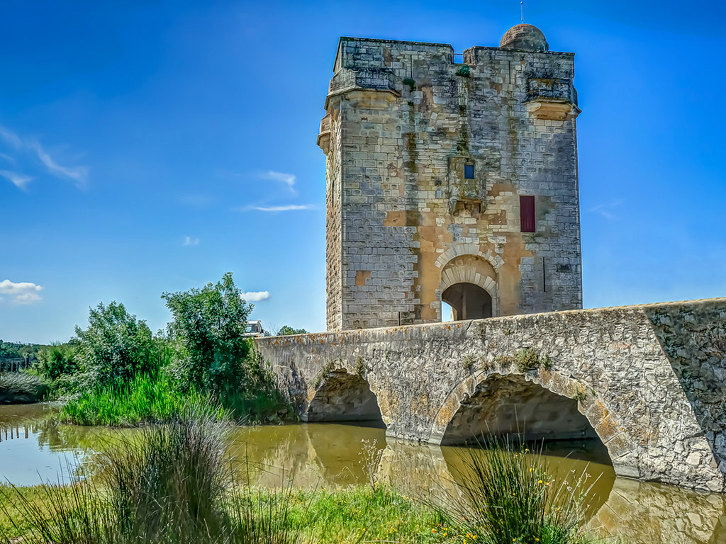 Věž Carbonnière ze 14. století nedaleko Aigues Mortes