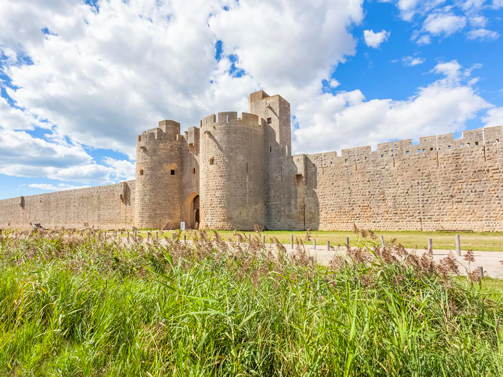 Aigues Mortes obepínají mohutné hradby s 15 věžemi a 10 branami