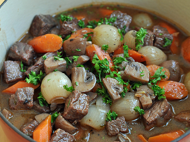 Bœuf bourguignon - hovězí maso dušené v červeném víně a hovězím vývaru