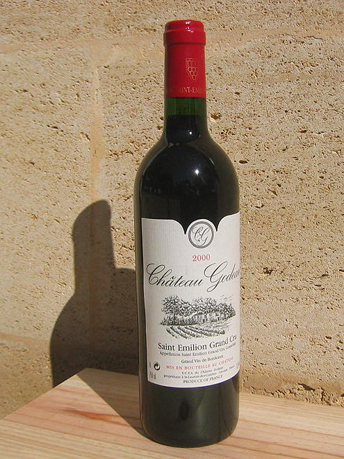 Výborná červená vína jsou produkována např. v oblasti Bordeaux