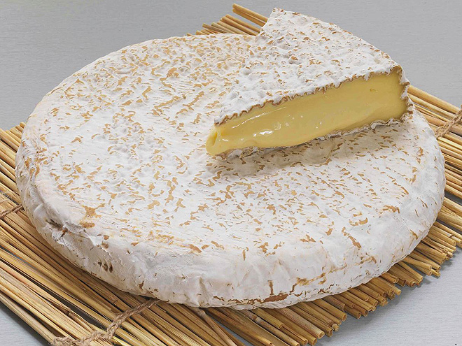 Brie - měkký sýr z kravského mléka pokrytý bílou plísní