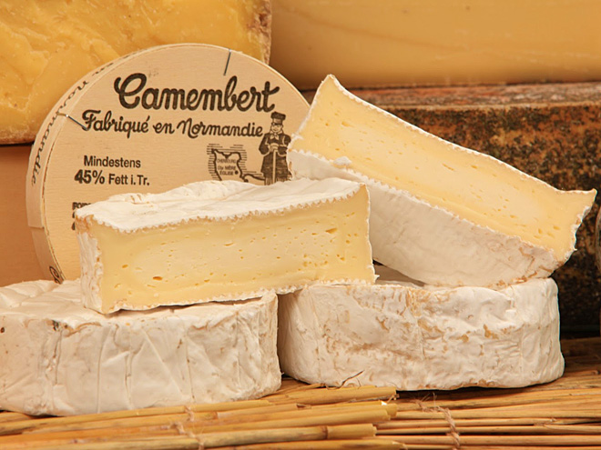 Camembert je proslulý sýr pocházející z Normandie