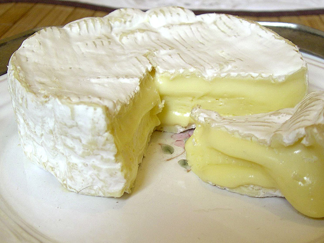 Camembert má charakteristickou bílou kůrku z plísně a krémový vnitřek