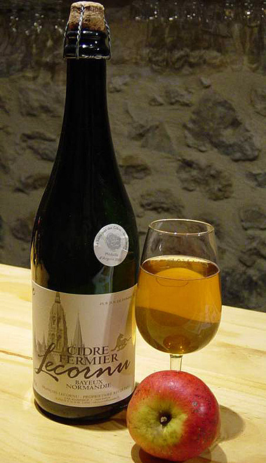 Cidre - lehce alkoholický nápoj vyráběný kvašením z jablečného džusu