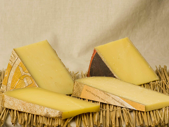 Comté – tvrdý sýr s nasládlou chutí z regionu Franche-Comté