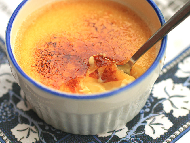 Crème brûlée – pudinkový dezert se svrchní vrstvou karamelu