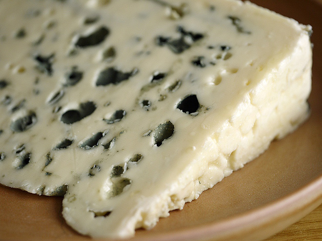 Roquefort – zřejmě nejznámější plísňový sýr na světě