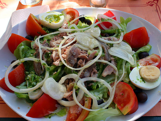 Salade Niçoise - salát pocházející z města Nice