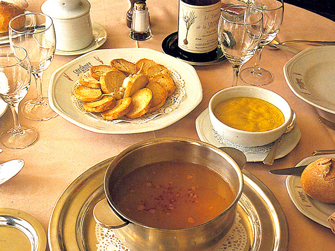 Soupe de poissons - rybí polévka často podávaná s rouille