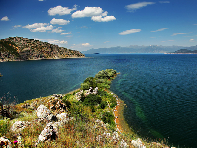 Prespanské jezero ležící současně na hranicích tří zemí