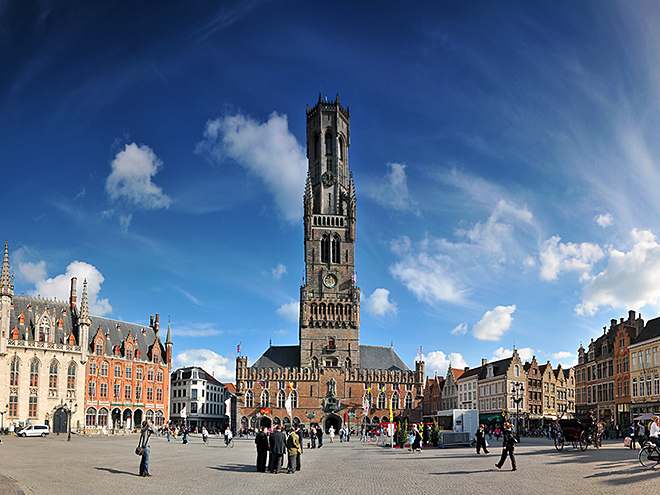 Dominantou Brugg je 83 m vysoká zvonice Belfort na náměstí Grote Markt