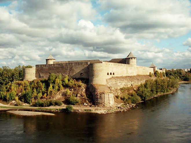 Pohled na ruský Ivangorod přes řeku Narvu