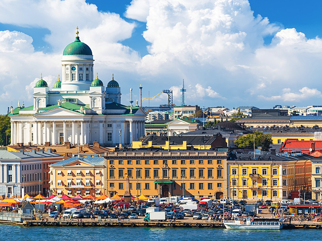 Pohled na barevné nábřeží Helsinek