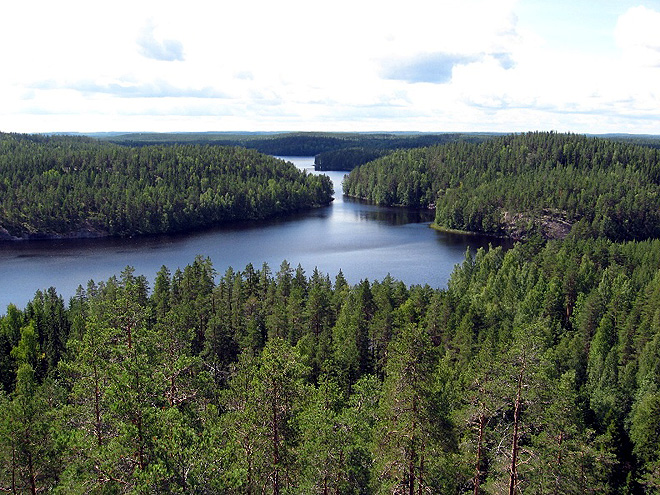 Jednotlivá jezera od sebe oddělují velké zalesněné plochy