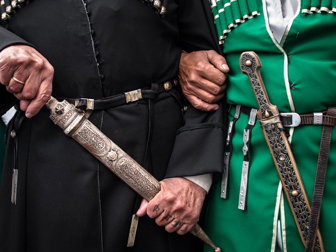 Výraznou ozdobou mužských šatů v Abcházii byla zbraň na opasku