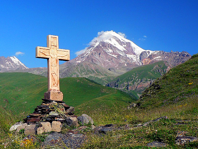 Hora Kazbek, nejvyšší vrchol východní Gruzie, dosahuje výšky 5 033 m