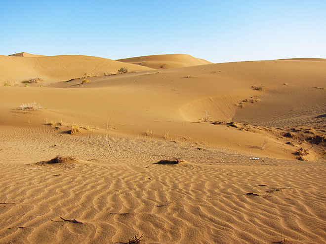 Značnou část země tvoří pouště