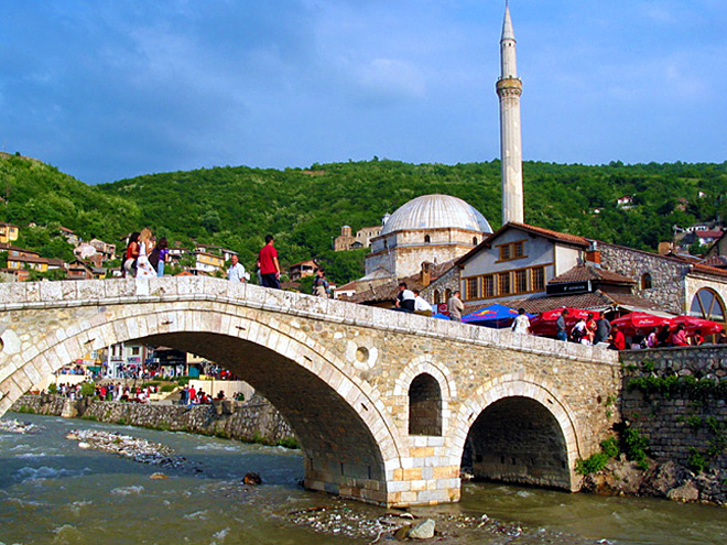 Asi nejznámějším symbolem Prizrenu je starý kamenný most