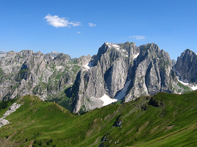 Pohoří Prokletije, neboli Prokleté hory, tvoří několik skalnatých hřebenů