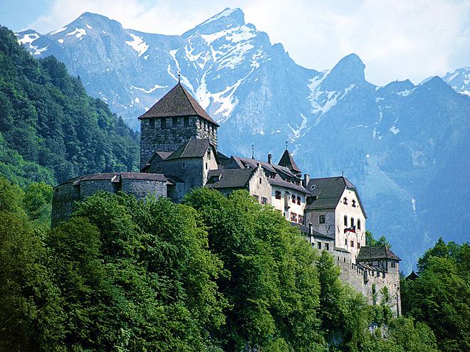 Celé území Lichtenštejnska je obklopeno alpskými vrcholy