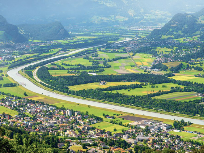 Řeka Rýn oddělující Lichtenštejnsko od Švýcarska