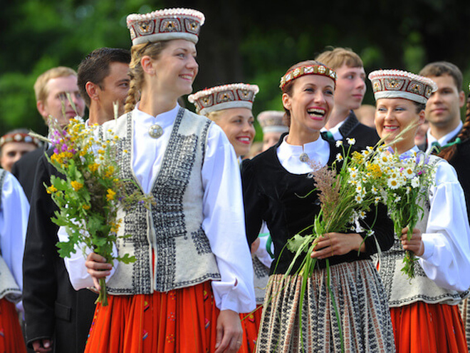 Lotyšské ženy v kroji během národního svátku hudby a tance