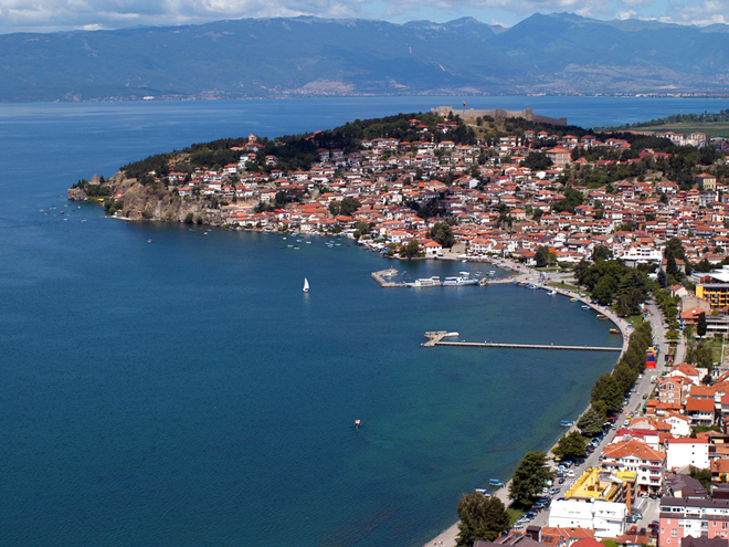 Město Ohrid rozkládající se na břehu Ohridského jezera