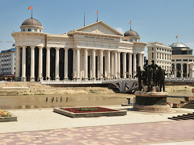 Budova soudu na jižním břehu řeky Vardar v hlavním městě Skopji