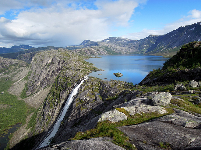 Mohutný vodopád Litlverivassfossen v NP Rago