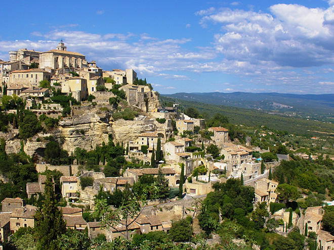 Vesnička Gordes vystavěná na skále je součástí oblasti pohoří Luberon