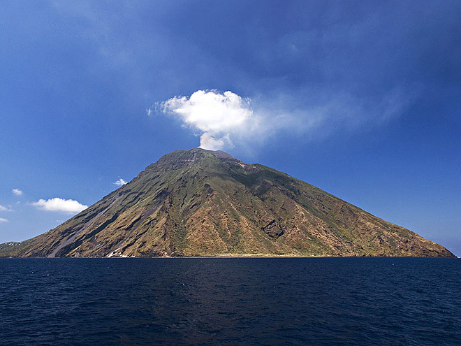Pohled na soptící vulkán Stromboli
