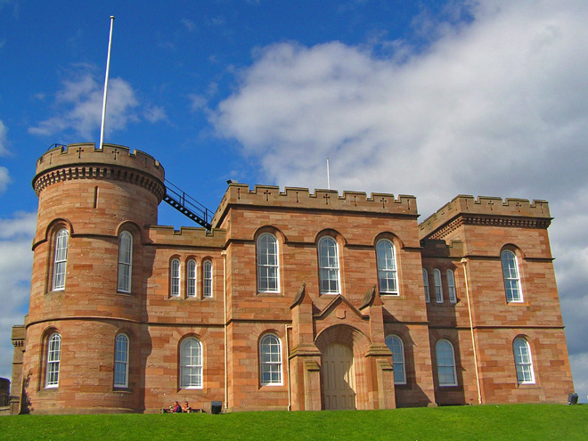 Hrad z 12. století je hlavní dominantou města Inverness