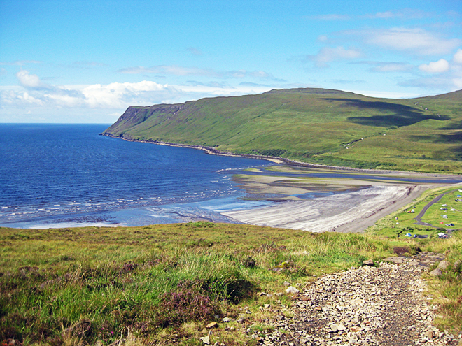 Členité pobřeží Skotska tvoří zálivy a zátoky