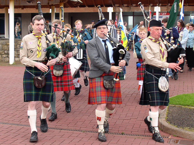 Skotové hrající na dudy v tradičním kiltu