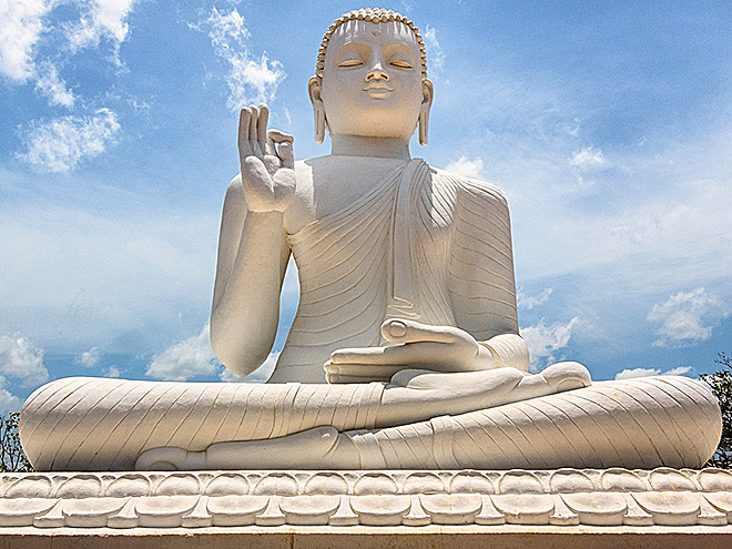 Socha Buddhy na poutním místě v Mihintale
