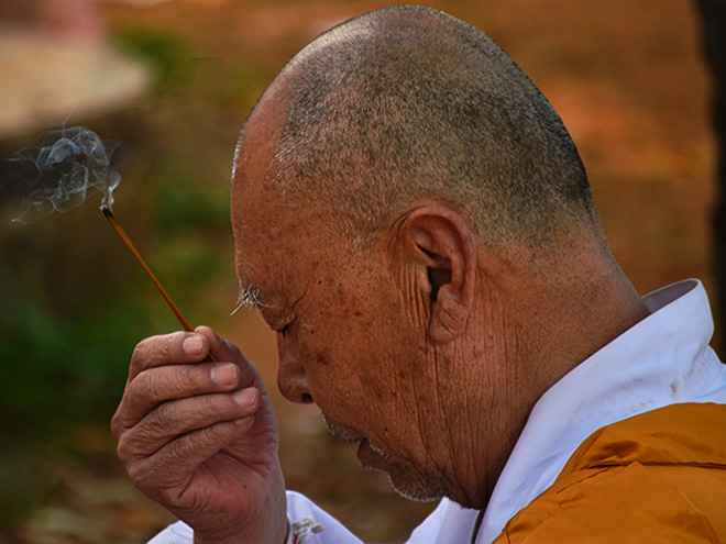 Buddhistický mnich při každodenním rituálu