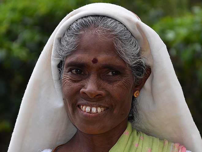 Tamilské ženy si zdobí čelo barevným puntíkem