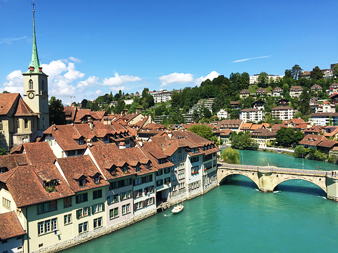 Hlavním městem je Bern, který obtéká řeka Aare
