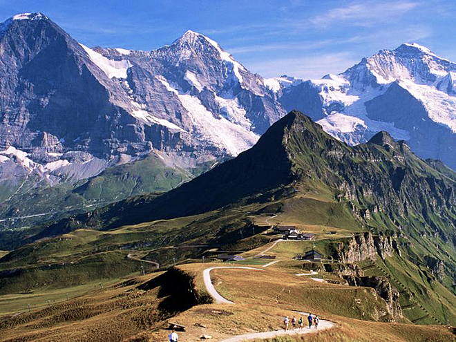 Švýcarsko je zemí stále zasněžených alpských vrcholů