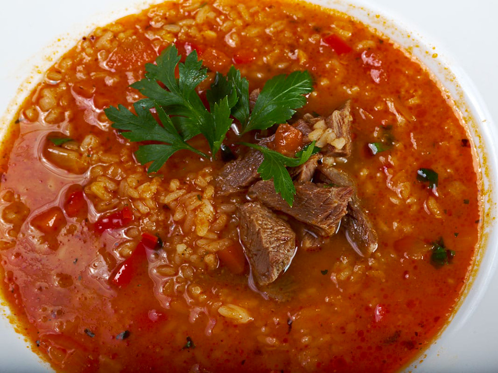 Pikantní polévka charčo obsahuje kromě masa i rýži, slívy a vlašské ořechy