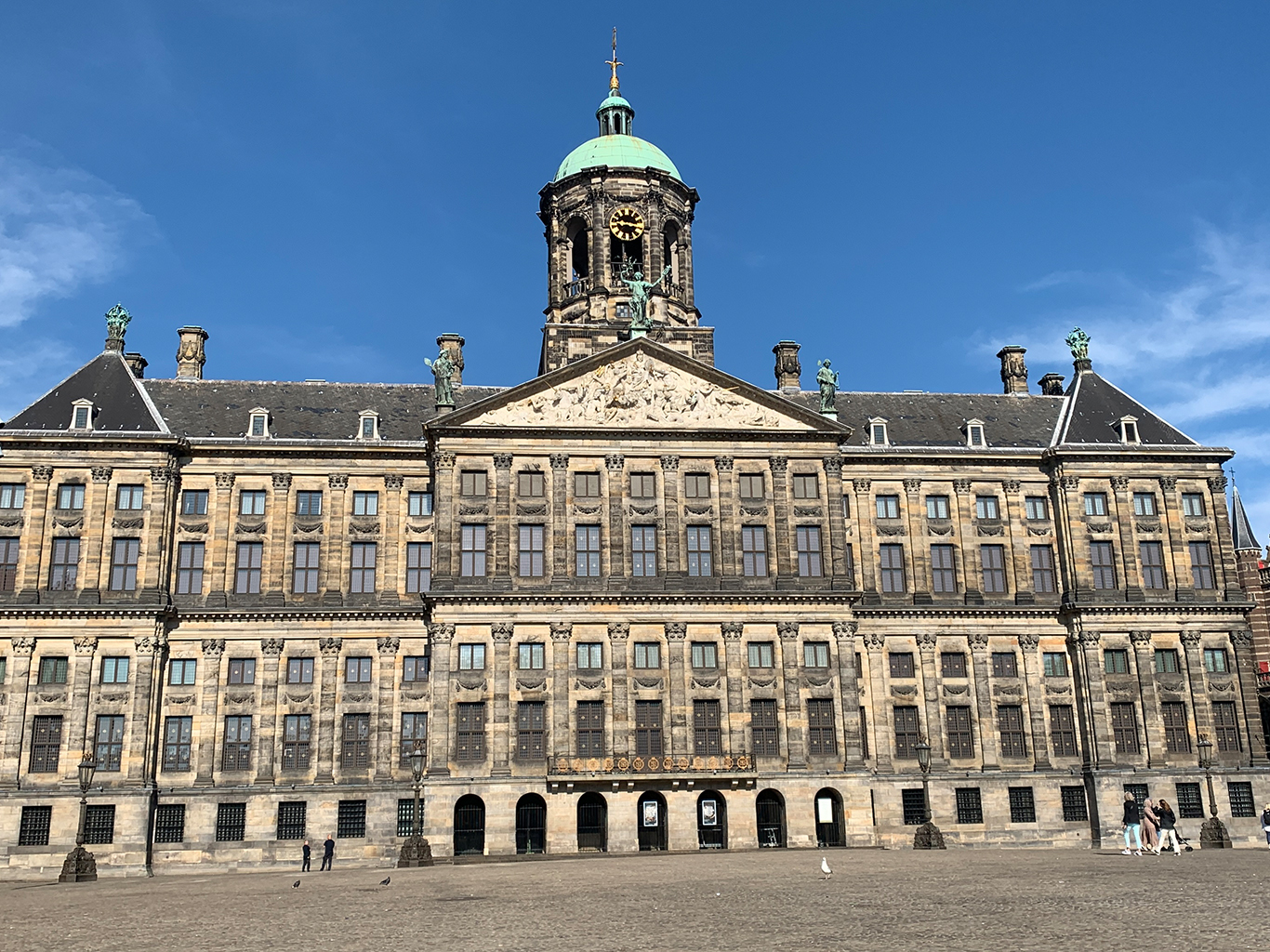 Královský palác (Koninklijke Palais) stojí na slavném náměstí Dam