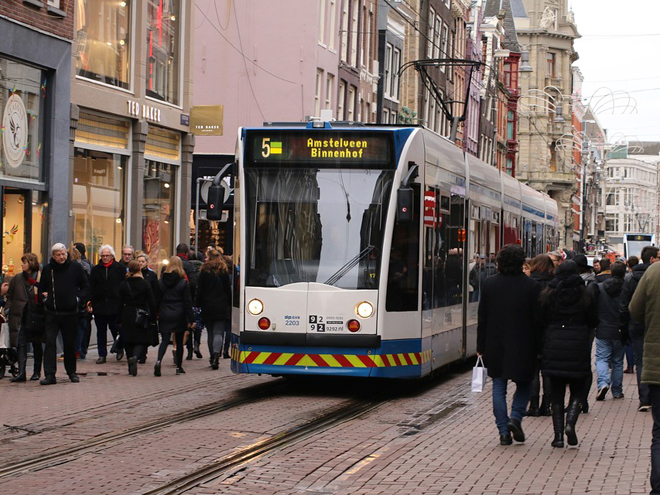 Tramvaj křižující pěší zónu v centru Amsterdamu