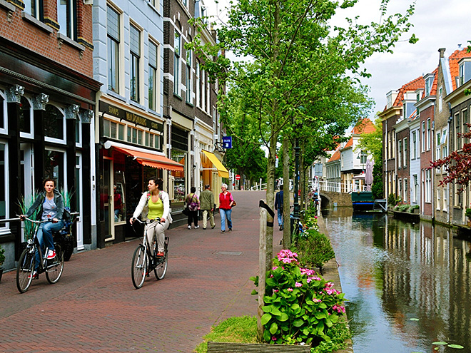 Delft je typické město Nizozemska - kanály, cyklisté...