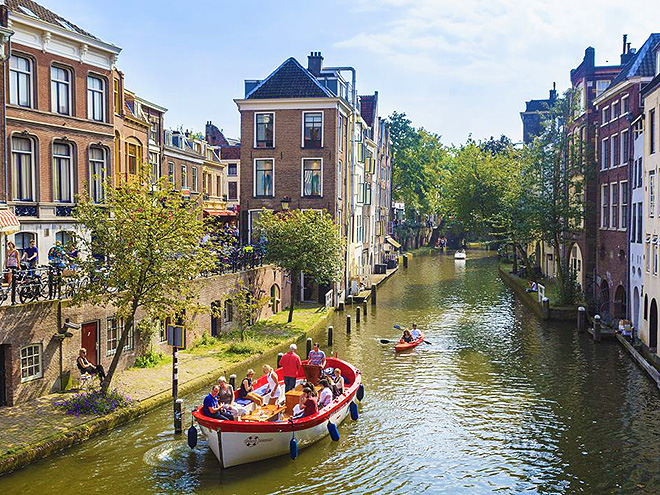 Kanály v Utrechtu lákají ke klidné projížďce na lodi