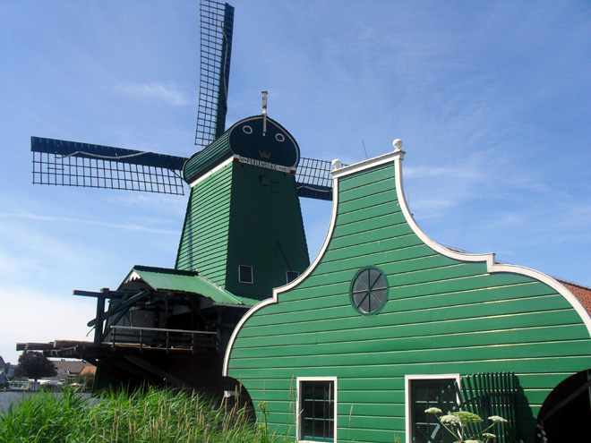Jeden z větrných mlýnů ve skanzenu Zaanse Schans