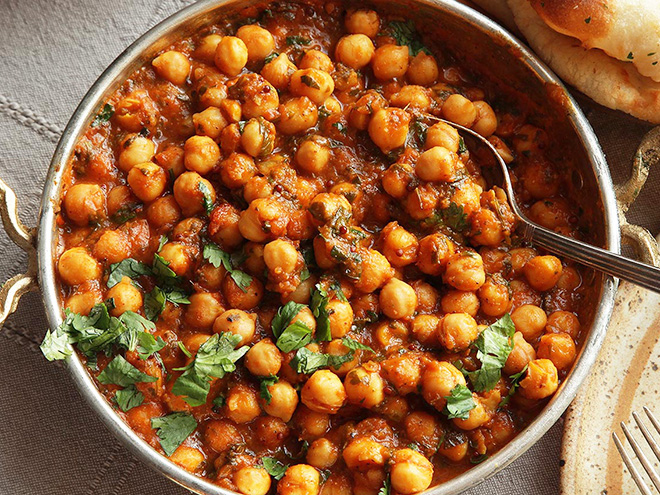 Čana (chana) masala je rozšířený zeleninový pokrm